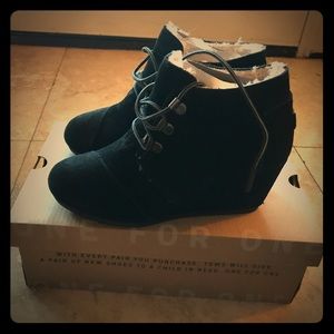 Toms Desert Wedge black suede shearling size 5.5